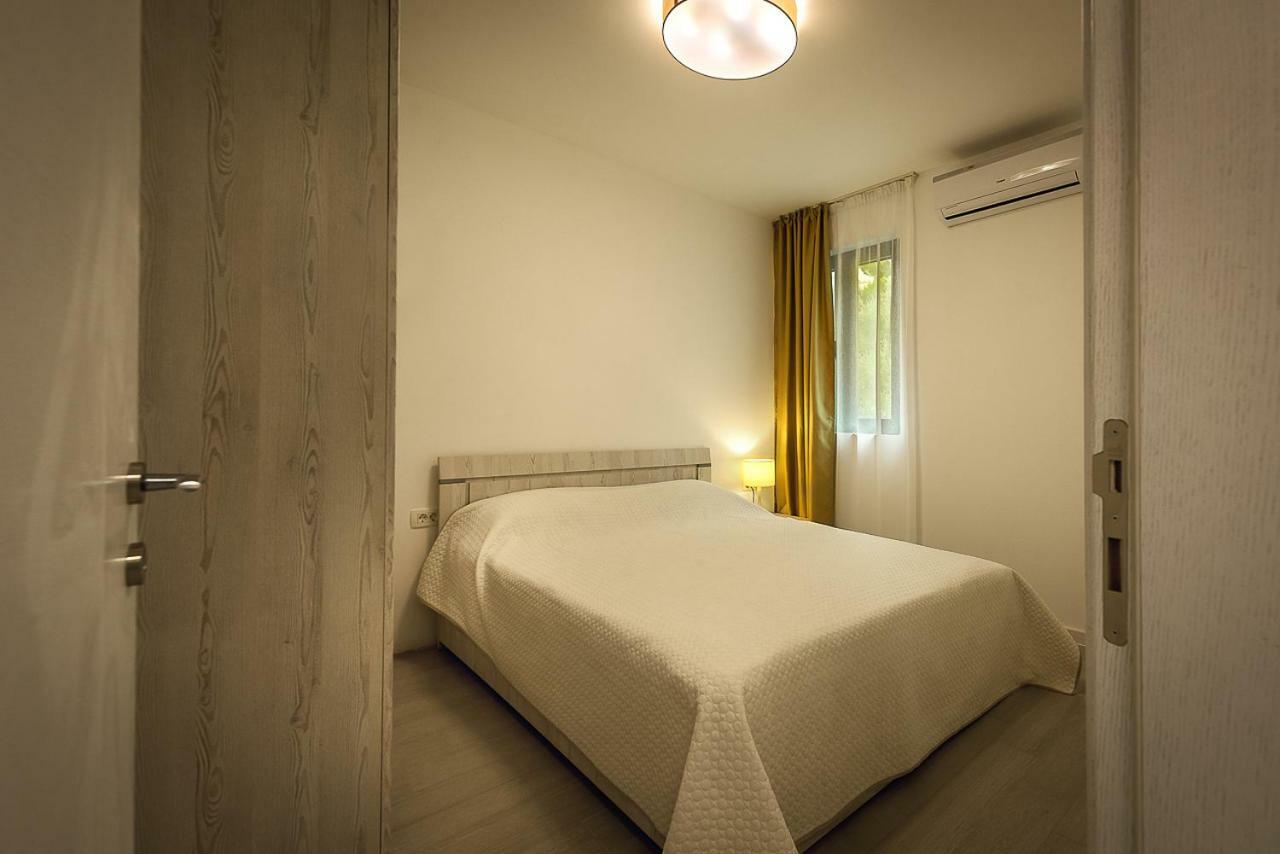 Adria Lux Apartmens 2 Sveti Stefan Bagian luar foto